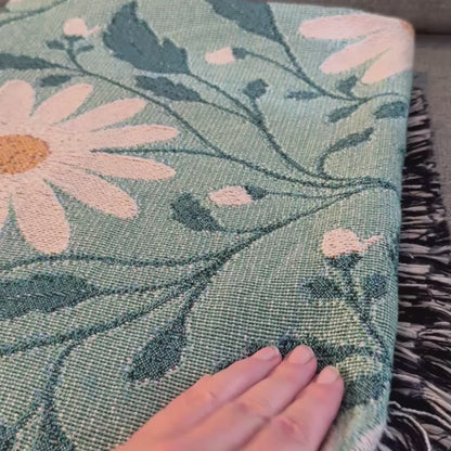 Video showing the texture and backside of the woven blanket